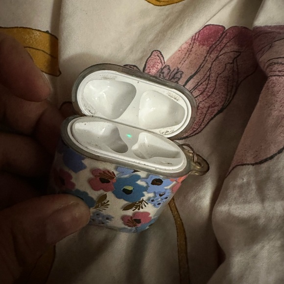 Authentic AirPod Charging case - Picture 2 of 4